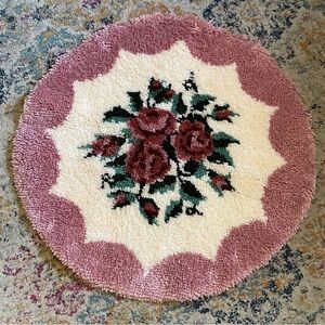 Vintage Latch Hooke Rose Floral Rug Round 31.5” Pink & White Floral